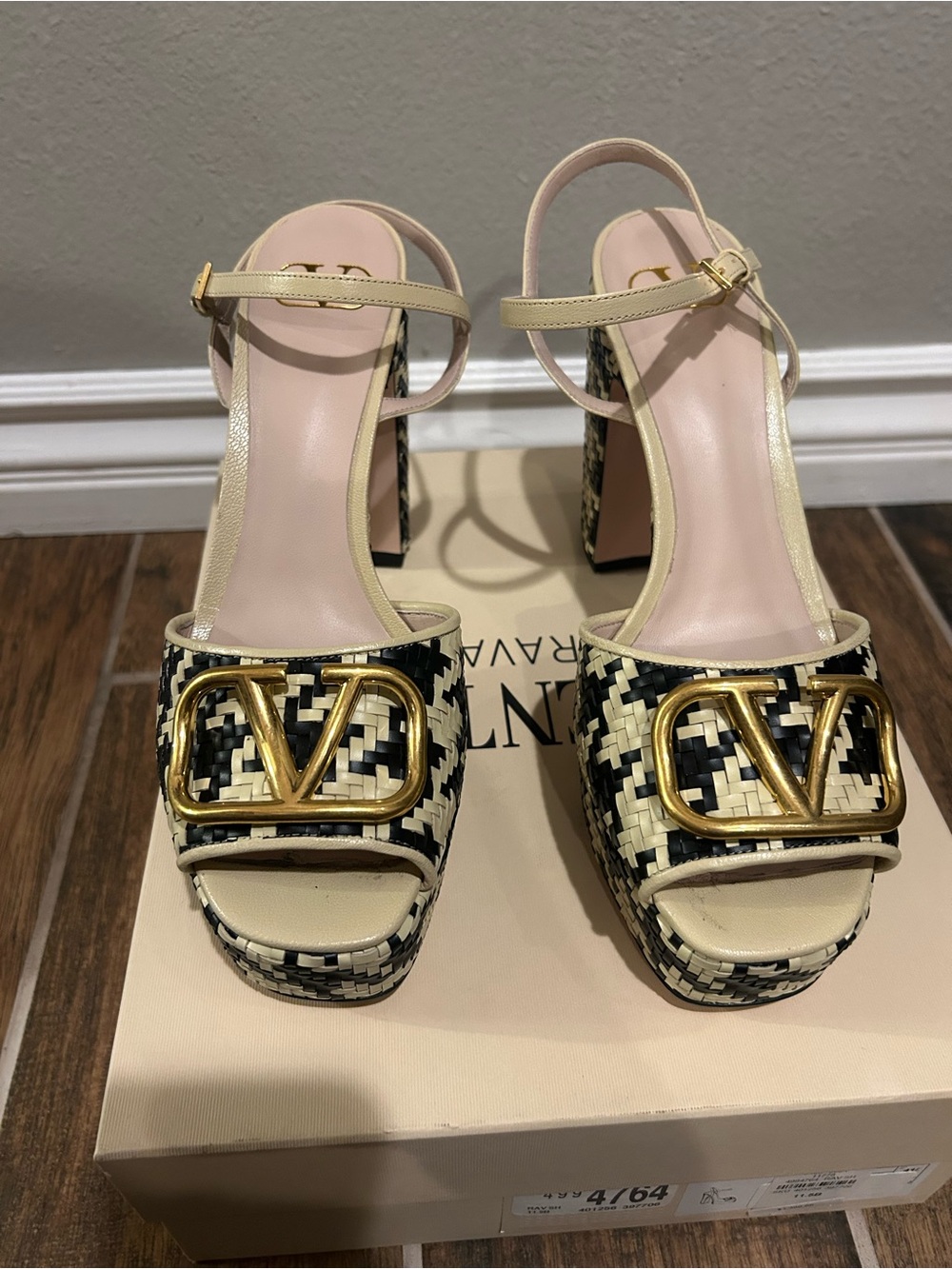 VALENTINO Like New Woven Platform Heels Black & Cream Gold logo buckle 11.5 41.5